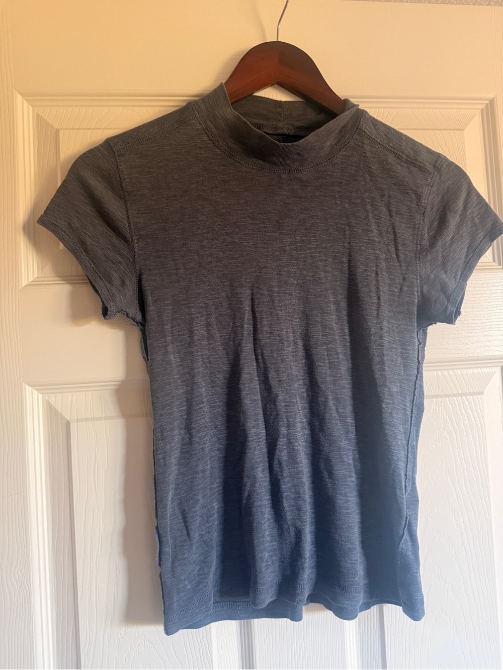 PILCRO Short Sleeve Mock Neck Size Small